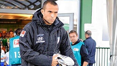 Privat im Glück, sportlich auf dem Abstellgleis: Ex-Clubstar Joe Mnari beim FSV Frankfurt. Privat im Glück, sportlich auf dem Abstellgleis: Ex-Clubstar Joe Mnari beim FSV Frankfurt.