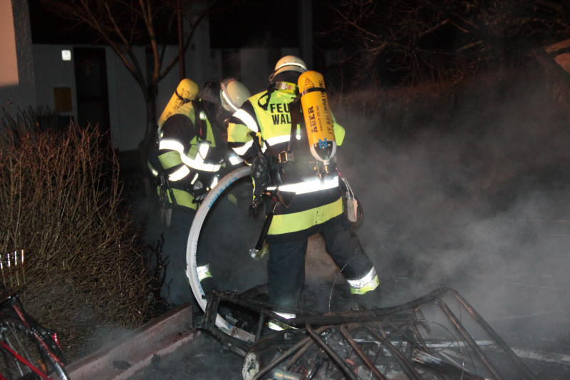 Eine Gartenhütte in Waldkraiburg ist in Flammen aufgegangen. Die Bilder vom Feuerwehr-Einsatz