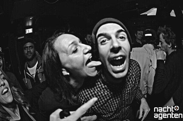 Zusammen mit Blue Tomato schmeißt das Pleasure Snowboard Magazin 2013 die nächste Runde der legendären Pleasure ISPO Party. Am Sonntag wurde im P1 gefeiert!