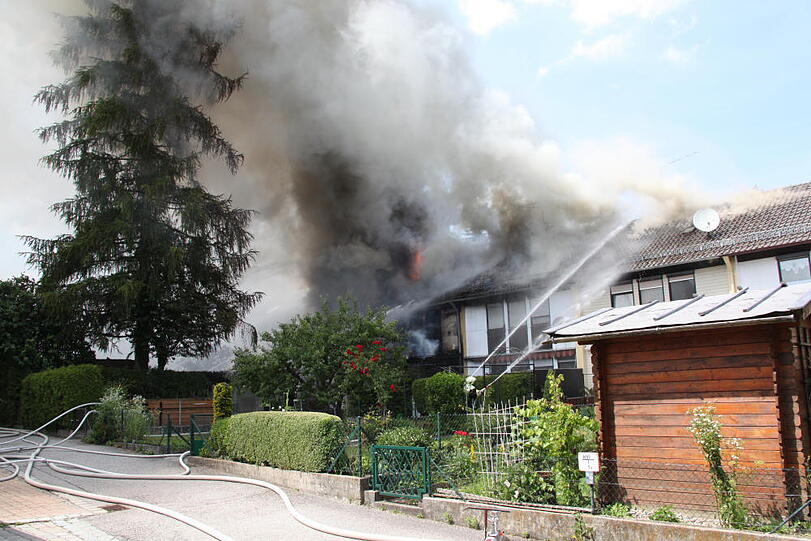 Rauchschwaden in Eiselfing: Ein Wohnhaus steht in Flammen.
