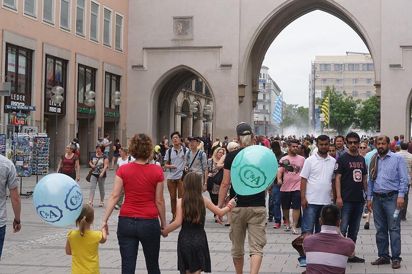 Shoppen und schauen beim verkaufsoffenen Sonntag in der Fußgängerzone.