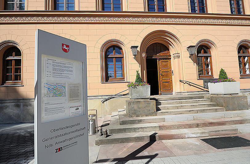 Der Prozess gegen zwei ehemalige IS-Kämpfer beginnt am 3. August vor dem Oberlandesgericht Celle. Beide sollen über eine Moschee in Wolfsburg in Kontakt mit der Terrormiliz gekommen sein.
