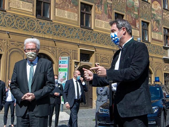 Die Ministerpräsidenten Winfried Kretschmann (Bündnis 90/Die Grünen, l) und Markus Söder (CSU). Foto: Stefan Puchner/dpa