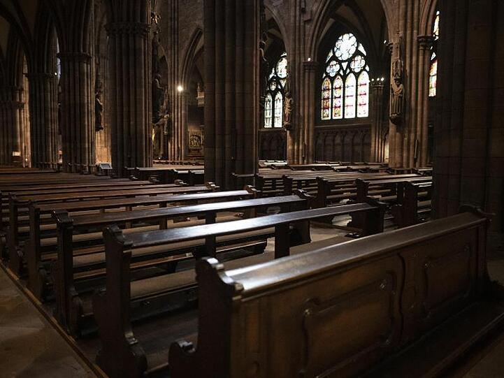 Leere Besucherbänke während eines Gottesdienstes im Freiburger Münster.