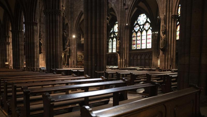 Leere Besucherbänke während eines Gottesdienstes im Freiburger Münster. Leere Besucherbänke während eines Gottesdienstes im Freiburger Münster.