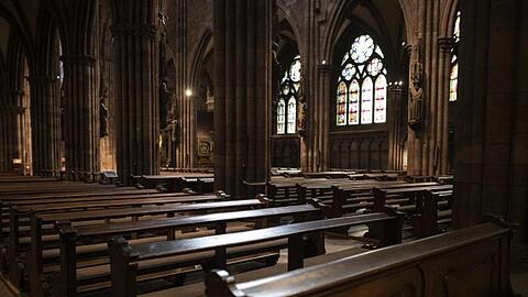 Leere Besucherbänke während eines Gottesdienstes im Freiburger Münster.