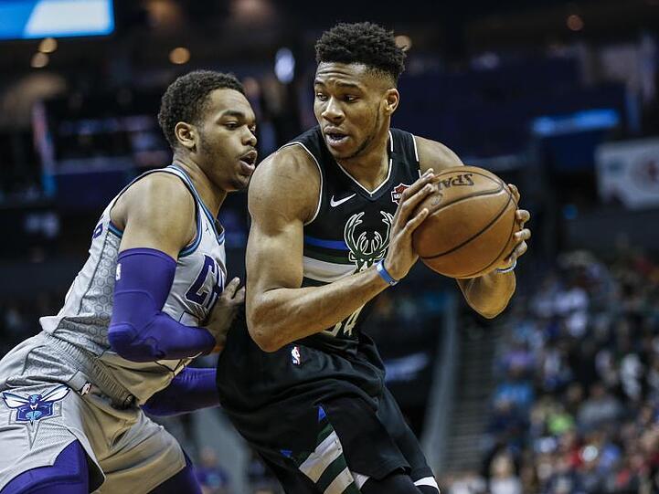 Überragender Akteur beim Milwaukee-Sieg gegen Charlotte: Giannis Antetokounmpo (r).