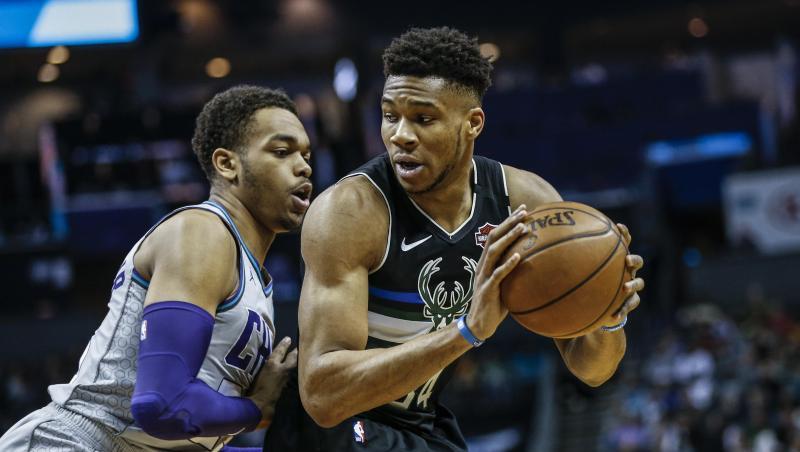 Überragender Akteur beim Milwaukee-Sieg gegen Charlotte: Giannis Antetokounmpo (r). Überragender Akteur beim Milwaukee-Sieg gegen Charlotte: Giannis Antetokounmpo (r).