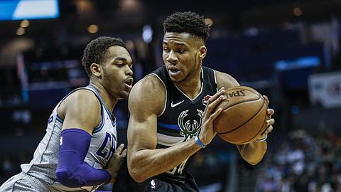 Überragender Akteur beim Milwaukee-Sieg gegen Charlotte: Giannis Antetokounmpo (r).