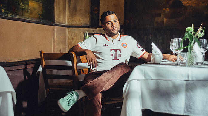 Fesch! Serge Gnabry beim Fotoshooting des aktuellen Champions-League-Trikots des FC Bayern.