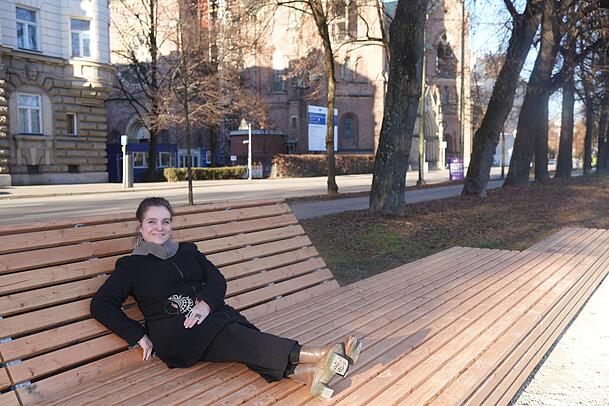 Richtig sommerlich fühlt es sich an, als Baureferentin Jeanne-Marie Ehbauer (Grüne) die neuen Bänke zeigt, die ihre Mitarbeiter dort aufgestellt haben. Richtig sommerlich fühlt es sich an, als Baureferentin Jeanne-Marie Ehbauer (Grüne) die neuen Bänke zeigt, die ihre Mitarbeiter dort aufgestellt haben.