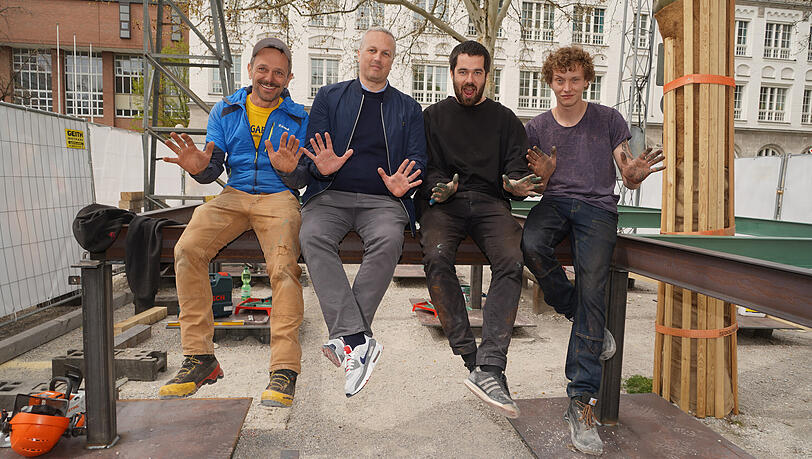 Florian Sch&ouml;nhofer, David Boppert, Jonas Sch&ouml;nw&auml;lder und Leon Cubigsteltig auf der Baustelle des neuen Biergartens "Buchberg" auf dem Karl-St&uuml;tzel-Platz. Anfang Mai soll hier das erste Getr&auml;nk verkauft werden.