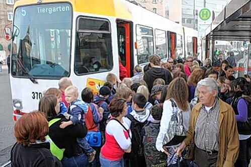 An manchen Orten, wie hier am Hauptbahnhof, staut es sich durch Ausfälle im Fahrplan schon mal.