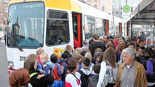 An manchen Orten, wie hier am Hauptbahnhof, staut es sich durch Ausfälle im Fahrplan schon mal. An manchen Orten, wie hier am Hauptbahnhof, staut es sich durch Ausfälle im Fahrplan schon mal.
