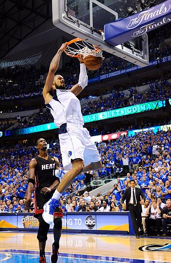 Ein krachender Dunk: Defensiv-Spezialist Tyson Chandler haut den Ball durch den Korb.