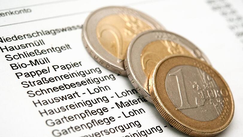 Der Vermieter darf die Kosten für die Straßenreinigung, Müllbeseitigung und Ähnliches auf seine Mieter abwälzen. Der Vermieter darf die Kosten für die Straßenreinigung, Müllbeseitigung und Ähnliches auf seine Mieter abwälzen.