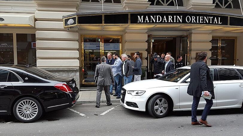 Der Investor lädt zum Mittagessen ein: Am Mittwoch speisten die Löwen um Trainer Benno Möhlmann und Kapitän Christopher Schindler ins Hasan Ismaiks Münchner Stammhotel - dem vornehmen Mandarin Oriental in der Neuturmstraße.