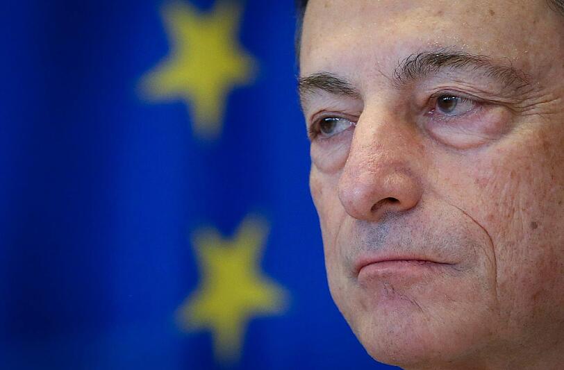 Will mit der Politik des extrem billigen Geldes das Wachstum sowie die Inflation in der Euro-Zone ankurbeln: EZB-Präsident Draghi. Foto: Oliver Hoslet/Archiv