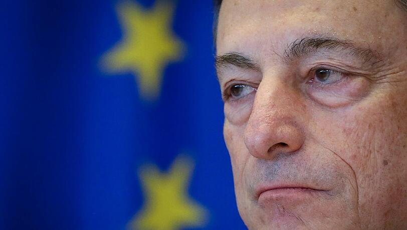 Will mit der Politik des extrem billigen Geldes das Wachstum sowie die Inflation in der Euro-Zone ankurbeln: EZB-Präsident Draghi. Foto: Oliver Hoslet/Archiv Will mit der Politik des extrem billigen Geldes das Wachstum sowie die Inflation in der Euro-Zone ankurbeln: EZB-Präsident Draghi. Foto: Oliver Hoslet/Archiv