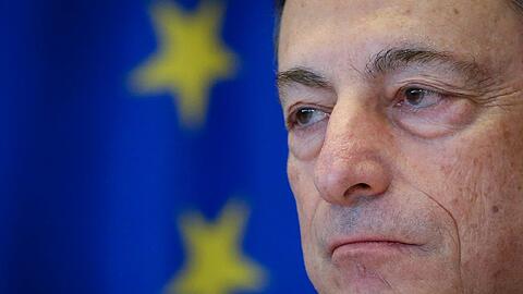 Will mit der Politik des extrem billigen Geldes das Wachstum sowie die Inflation in der Euro-Zone ankurbeln: EZB-Präsident Draghi. Foto: Oliver Hoslet/Archiv