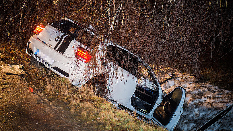 Der Wagen raste gegen einen Baum, entwurzelte ihn sogar. Der 35-jährige Fahrer starb noch am Unfallort.