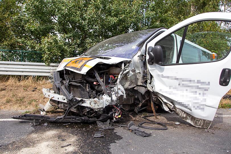 Schlimmer Unfall bei Coburg: Ein Schulbus ist dabei in den Gegenverkehr gerast - fünf Schulkinder wurden dabei schwer verletzt.