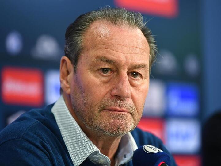 Trainer Huub Stevens erhält einen Vertrag bei Schalke 04 bis zum Saisonende.