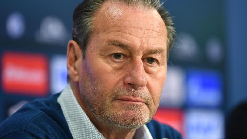 Trainer Huub Stevens erhält einen Vertrag bei Schalke 04 bis zum Saisonende. Trainer Huub Stevens erhält einen Vertrag bei Schalke 04 bis zum Saisonende.