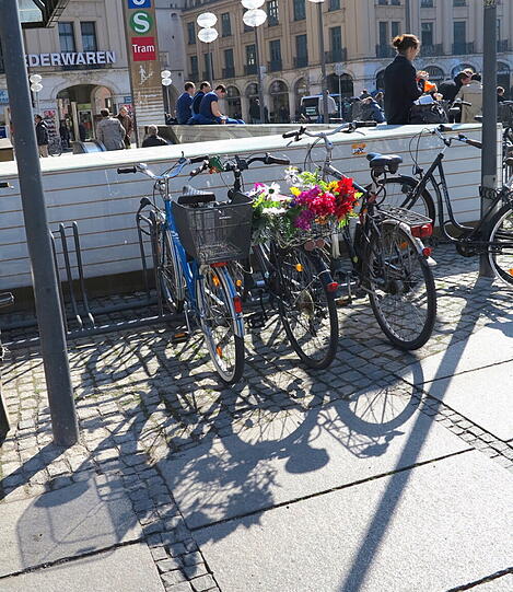 Schattenspiele am Stachus.