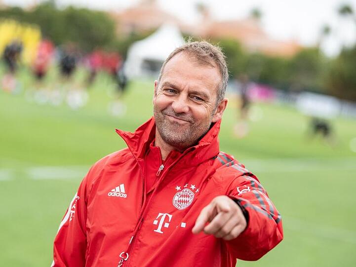 Bayern-Trainer Hansi Flick trifft am Freitag mit seinem Team auf den FC Barcelona.