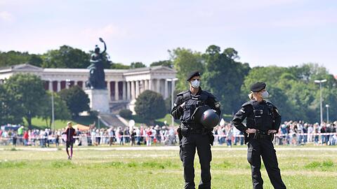 Polizisten stehen am Samstag auf der Theresienwiese.