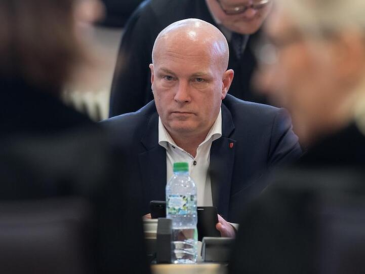 Der suspendierte Regensburger Oberbürgermeister Joachim Wolbergs (SPD) wartet im Prozesssaal. Foto: Peter Kneffel/Archiv