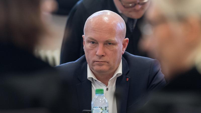 Der suspendierte Regensburger Oberbürgermeister Joachim Wolbergs (SPD) wartet im Prozesssaal. Foto: Peter Kneffel/Archiv Der suspendierte Regensburger Oberbürgermeister Joachim Wolbergs (SPD) wartet im Prozesssaal. Foto: Peter Kneffel/Archiv