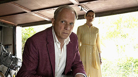 "Tatort: Die Ferien des Monsieur Murot": Murot (Ulrich Tukur) und Monika Boenfeld (Anne Ratte-Polle)