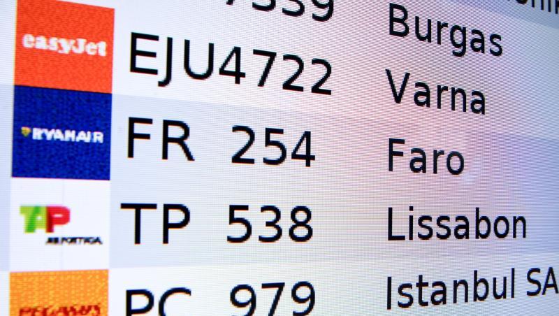 Ankunftstafel am Flughafen Berlin-Brandburg (BER) - eine generelle Testpflicht besteht bisher für alle Flugpassagiere.