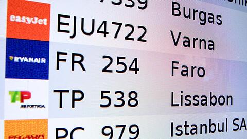 Ankunftstafel am Flughafen Berlin-Brandburg (BER) - eine generelle Testpflicht besteht bisher für alle Flugpassagiere.