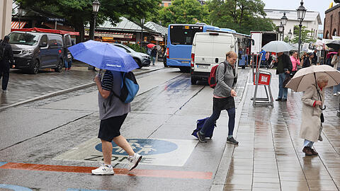Im Trubel leicht zu übersehen: Das Fußgängerzonen-Zeichen auf dem Münchner Viktualienmarkt.