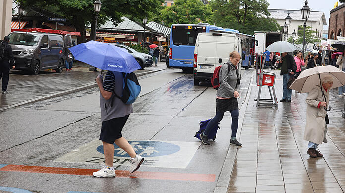 Im Trubel leicht übersehen: Das Fußgängerzonen-Zeichen auf dem Münchner Viktualienmarkt.