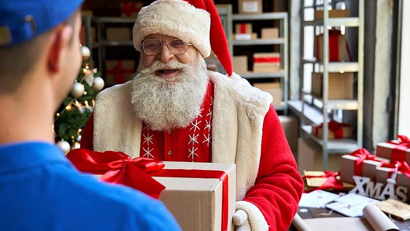 Der Weihnachtsmann sollte die Geschenke rechtzeitig an den Paketboten übergeben.