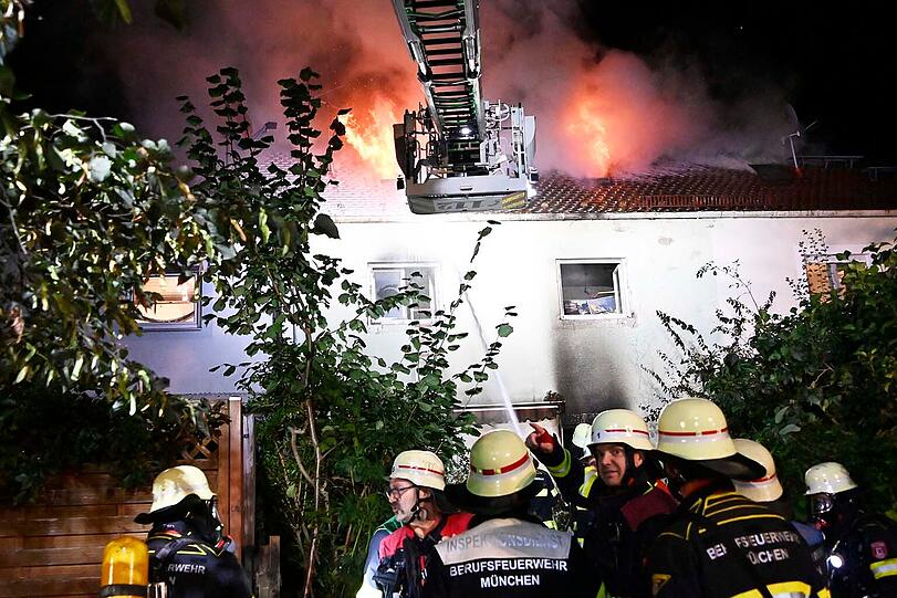 Die Feuerwehr brachte den Brand in dem Reihenmittelhaus in der Theodolindenstraße nach einigen Stunden unter Kontrolle, die Polizei schätzt den Sachschaden auf mehrere Hunderttausend Euro.