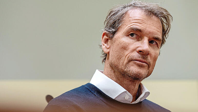 Der frühere Nationaltorwart Jens Lehmann steht im Sitzungssaal 101 im Amtsgericht München. Es ist nicht sein erstes Mal vor Gericht.