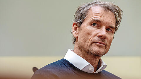 Der frühere Nationaltorwart Jens Lehmann steht im Sitzungssaal 101 im Amtsgericht München. Es ist nicht sein erstes Mal vor Gericht.
