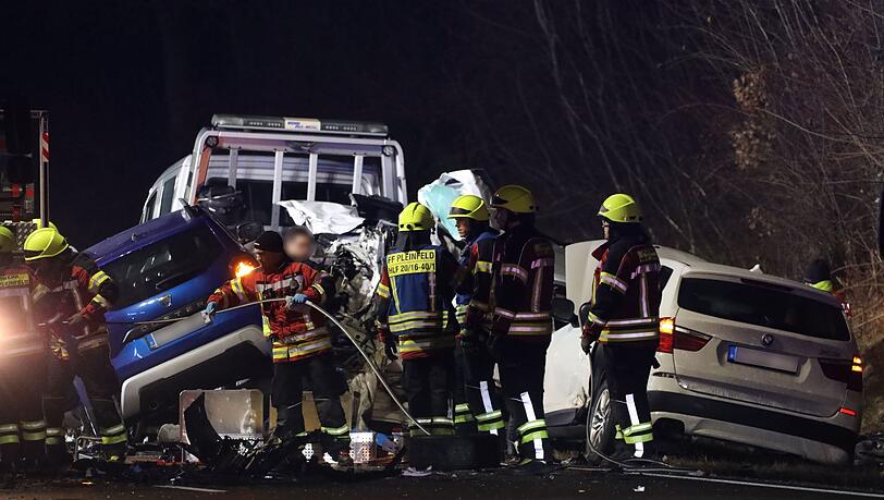 Auf der Bundesstraße 2 in Mittelfranken gab es einen schweren Verkehrsunfall. Auf der Bundesstraße 2 in Mittelfranken gab es einen schweren Verkehrsunfall.