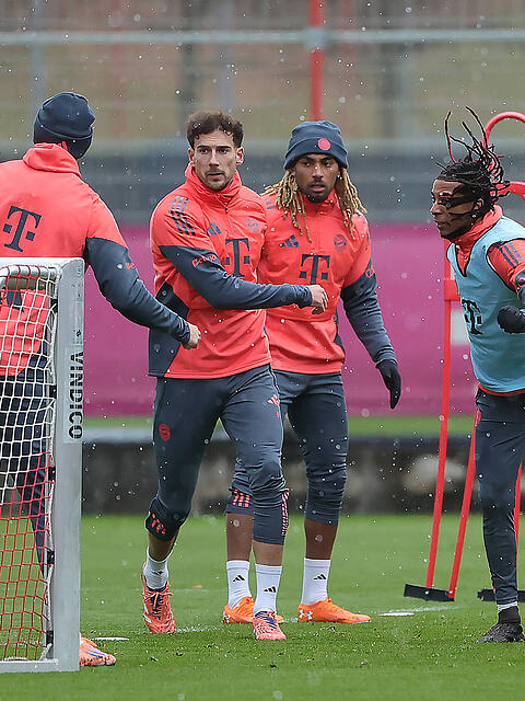 Ohne Zukunft beim FC Bayern: Nicolas Jackson (l.), Leon Goretzka (3.v.l.) und Sacha Boey (4.v.l.).
