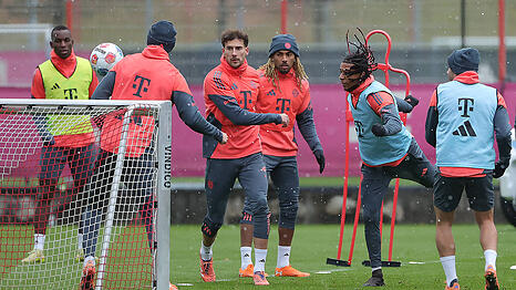 Ohne Zukunft beim FC Bayern: Nicolas Jackson (l.), Leon Goretzka (3.v.l.) und Sacha Boey (4.v.l.).