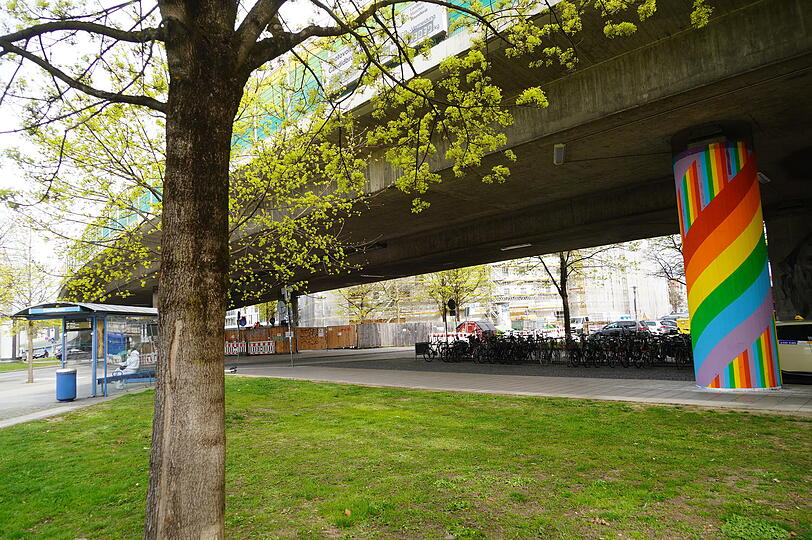 Der Regenbogen deutet sich auch an der Oberfl&auml;che schon an.