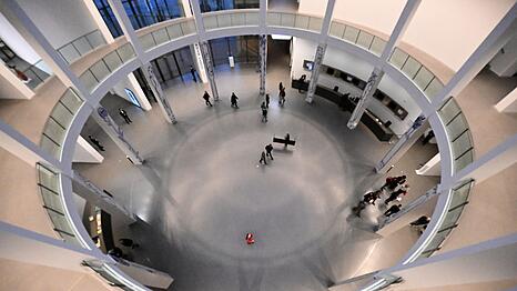 Besucher der Langen Nacht der M&uuml;nchner Museen gehen durch die Rotunde der Pinakothek der Moderne.
