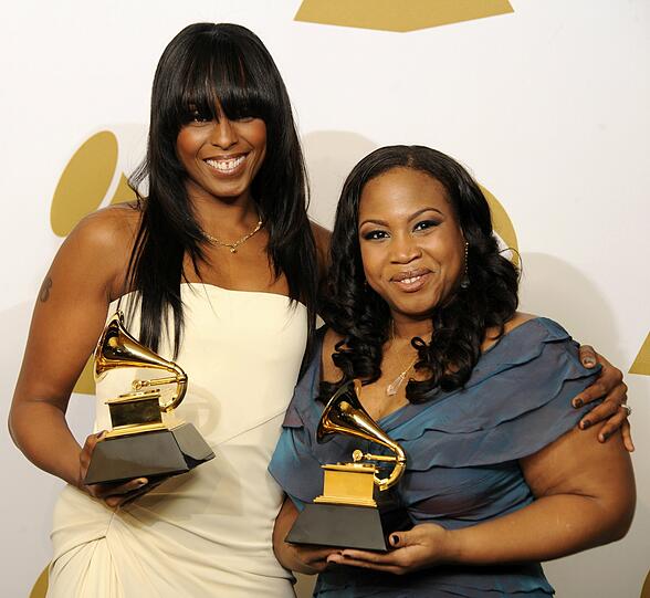 Angela Hunte und Janet Sewell-Ulepic mit ihren Preisen