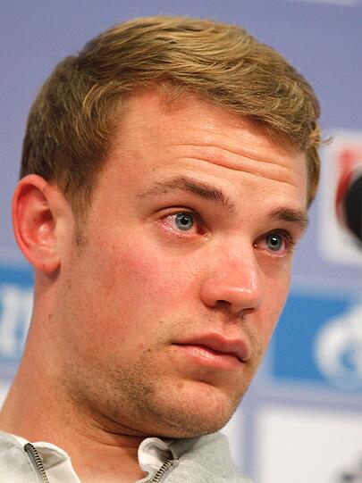 Manuel Neuer mit feuchten Augen bei der Pressekonferenz