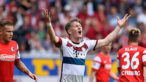 Erst das Tor zum 1:0, dann der Fehler vor dem 1:1 - Bastian Schweinsteiger ist bisher im Mittelpunkt der Partie in Freiburg.